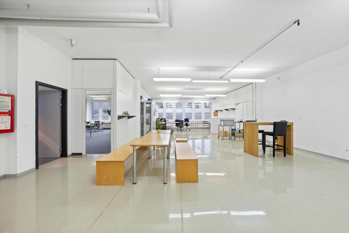 ideal für Büro, Praxis, Atelier - Geschäftsflächen mit 281-334 m²