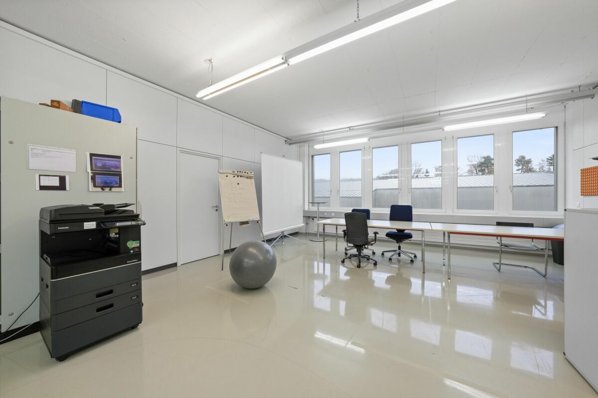 ideal für Büro, Praxis, Atelier - Geschäftsflächen mit 281-334 m²