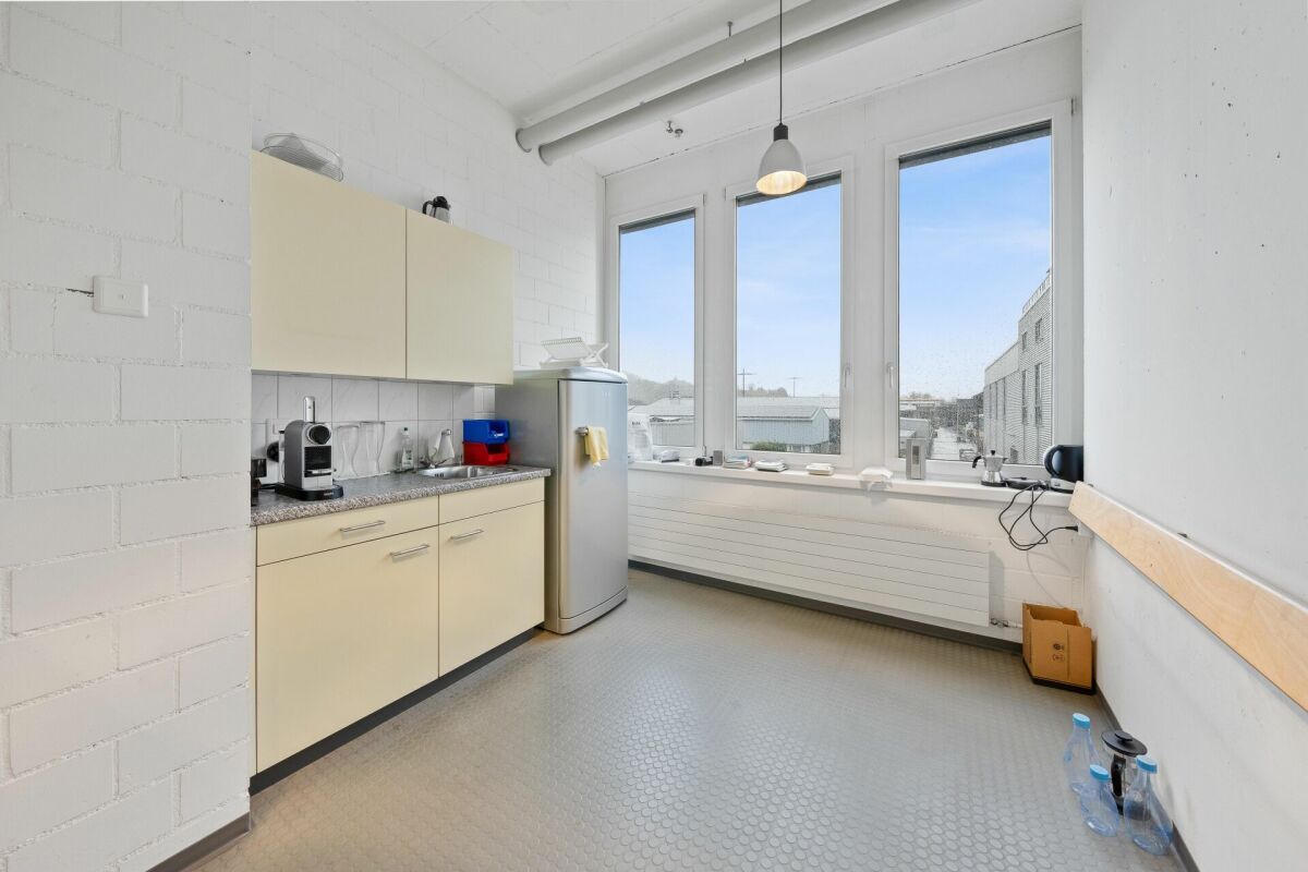 ideal für Büro, Praxis, Atelier - Geschäftsflächen mit 281-334 m²