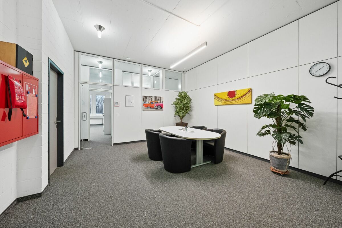 ideal für Büro, Praxis, Atelier - Geschäftsflächen mit 281-334 m²