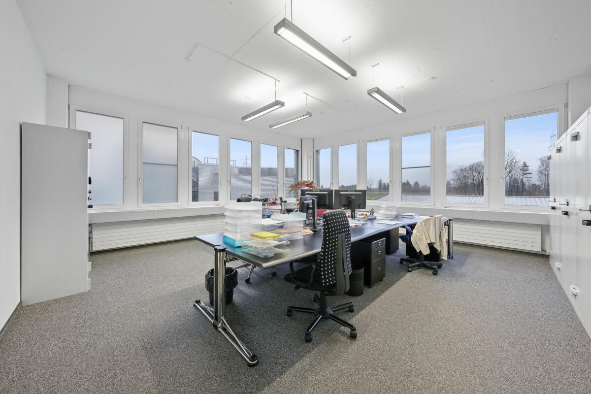 ideal für Büro, Praxis, Atelier - Geschäftsflächen mit 281-334 m²