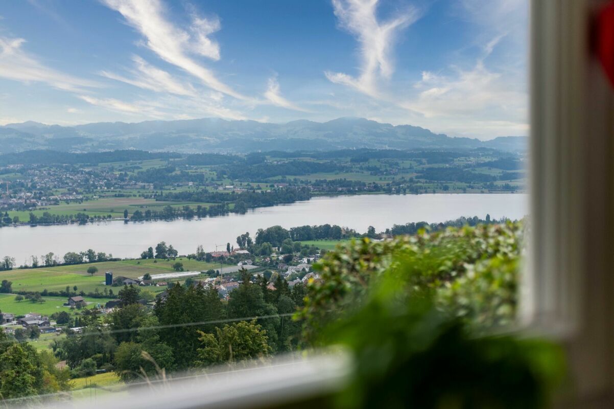 Stattliche Liegenschaft mit Seesicht und Weitblick